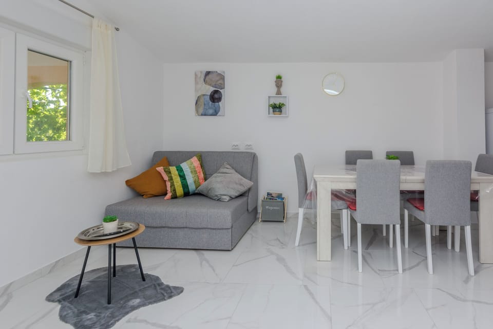 Comfort Apartment | Living area | 100-cm flat-screen TV with cable channels