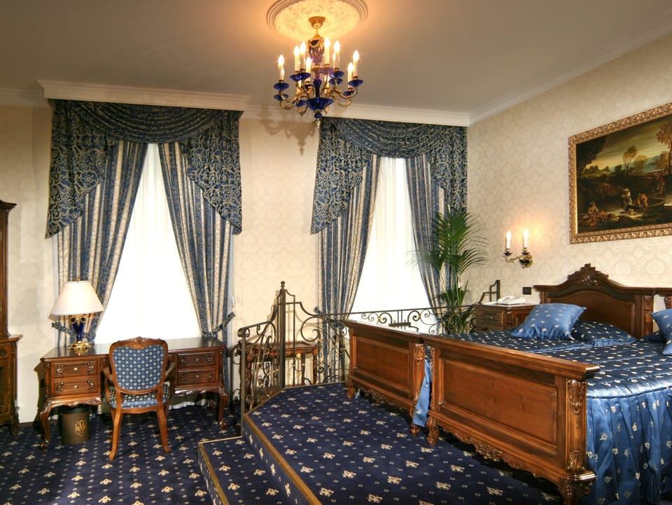 Studio, 2 Twin Beds | Hypo-allergenic bedding available, minibar, in-room safe