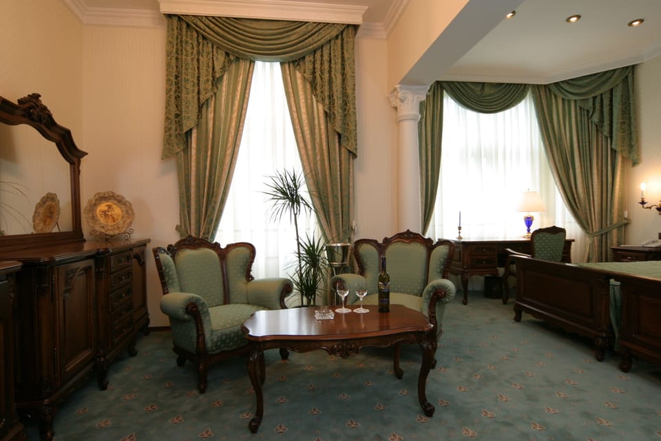 Deluxe Twin Room | Hypo-allergenic bedding, minibar, in-room safe, blackout drapes