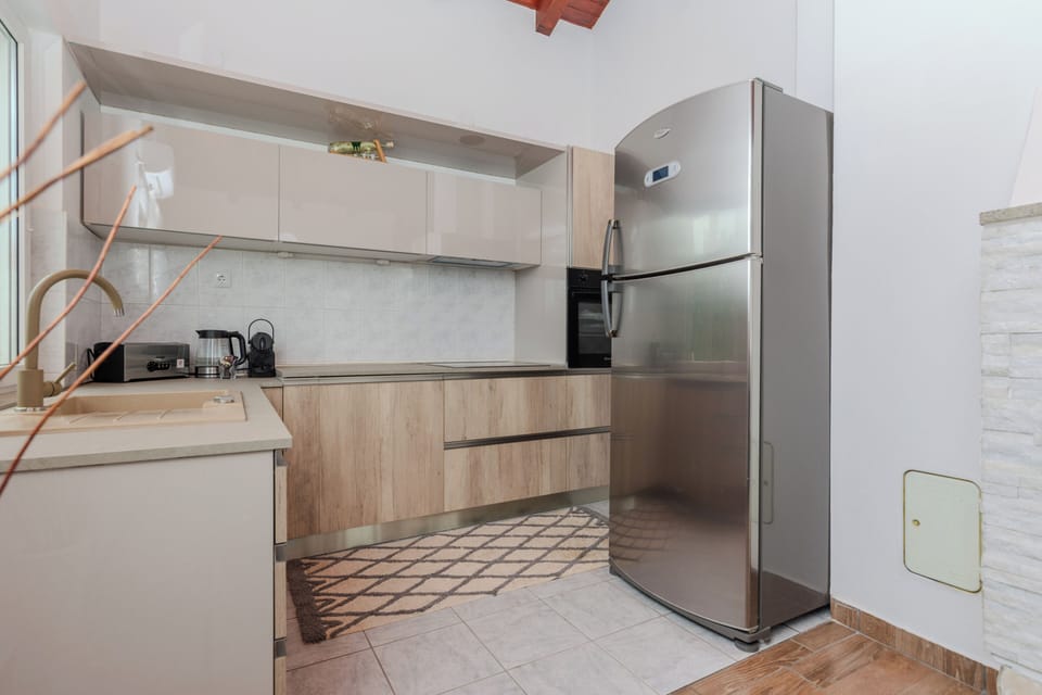 Full-size fridge, microwave, oven, stovetop