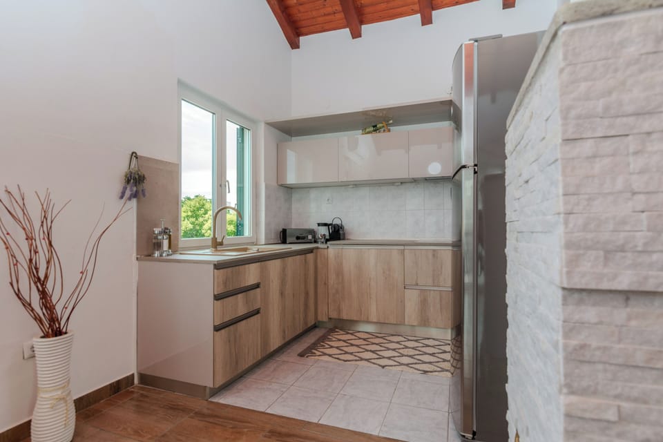 Full-size fridge, microwave, oven, stovetop