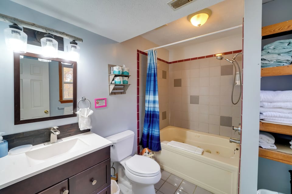 Shared Pond & Trails: Rosedale Cottage! Cottage in West Virginia