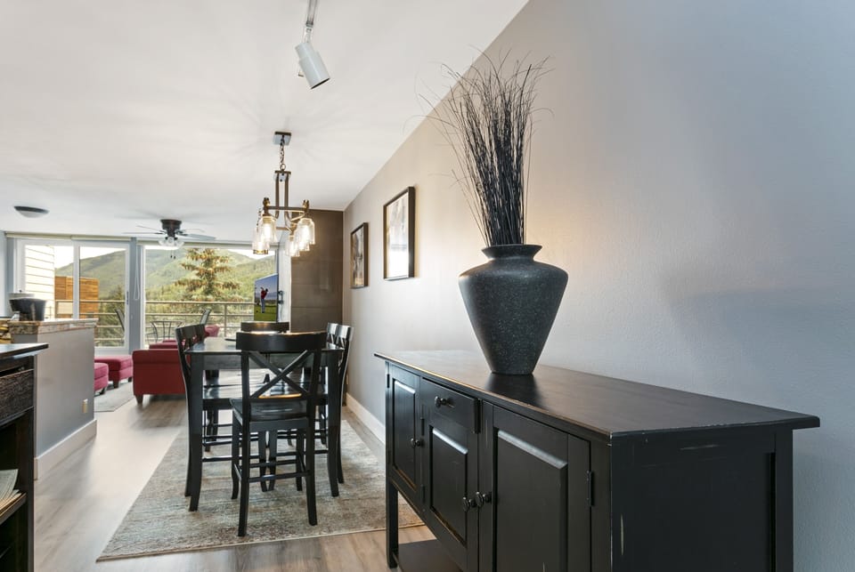 Condo, 2 Bedrooms | Dining