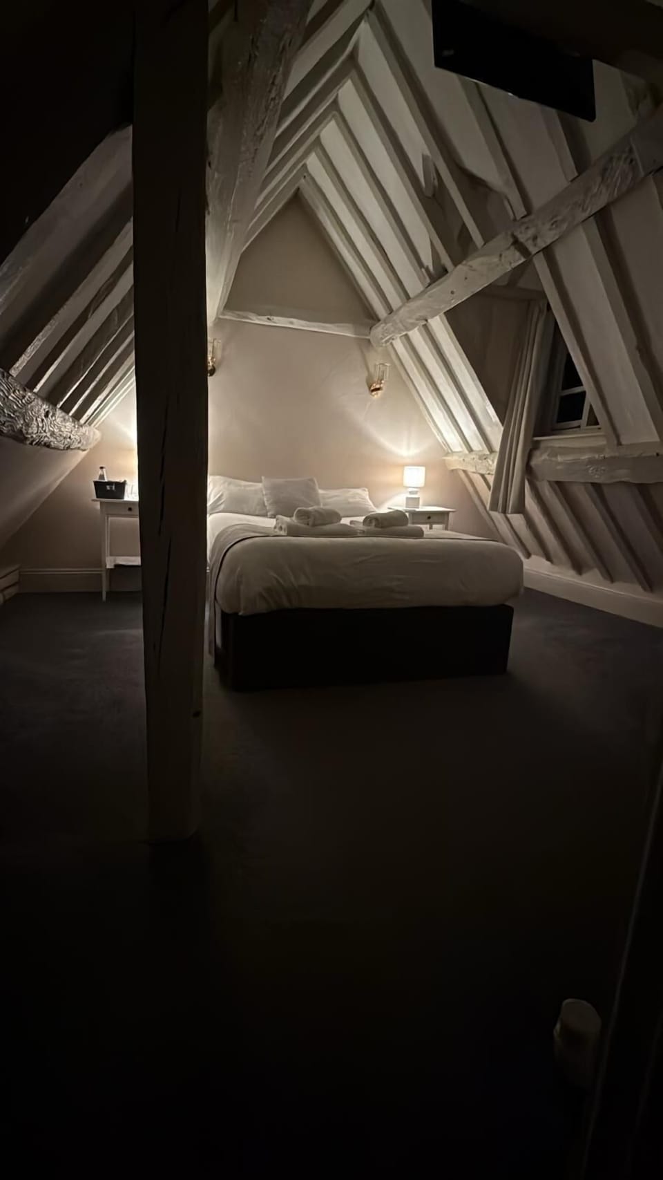 Comfort Room | Desk