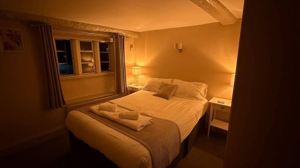 Double Room | Desk