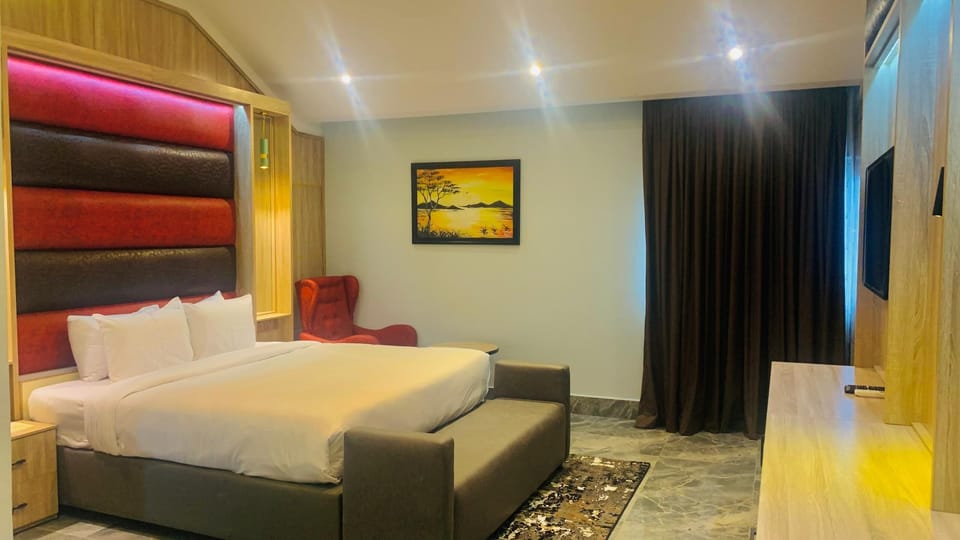 Exclusive Suite, City View | In-room safe, desk, laptop workspace, soundproofing