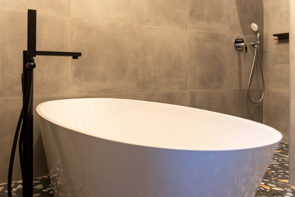 Luxury Double Room | Bathroom | Free toiletries, hair dryer, towels, soap