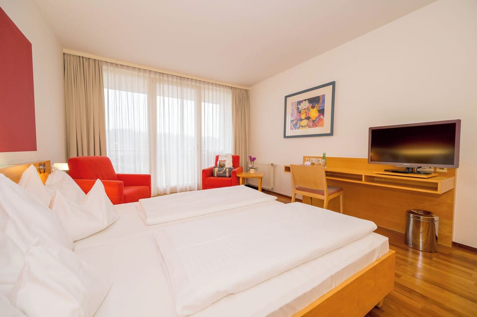 Comfort Double Room, Balcony | Hypo-allergenic bedding, minibar, in-room safe, desk