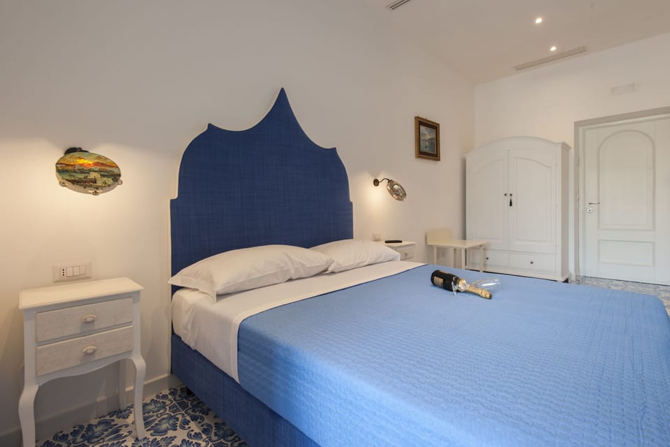 Deluxe Double Room, Sea View (Incanto) | Minibar, in-room safe, desk, soundproofing