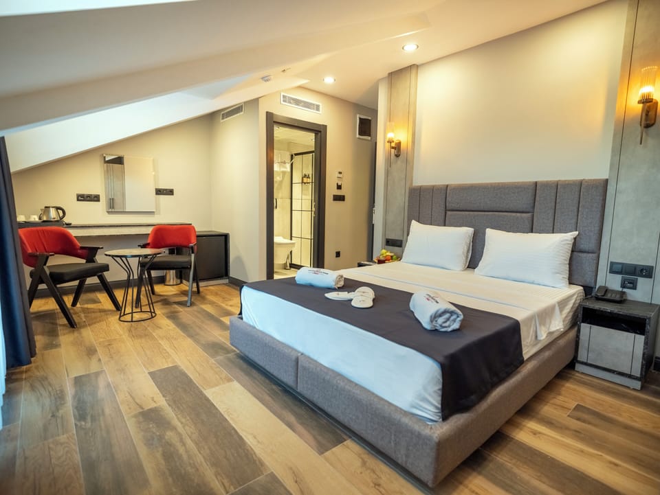 Deluxe Room, 1 Queen Bed, City View | Egyptian cotton sheets, premium bedding, Select Comfort beds