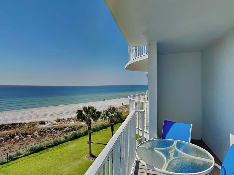 Studio (2 Bedrooms) | Property grounds
