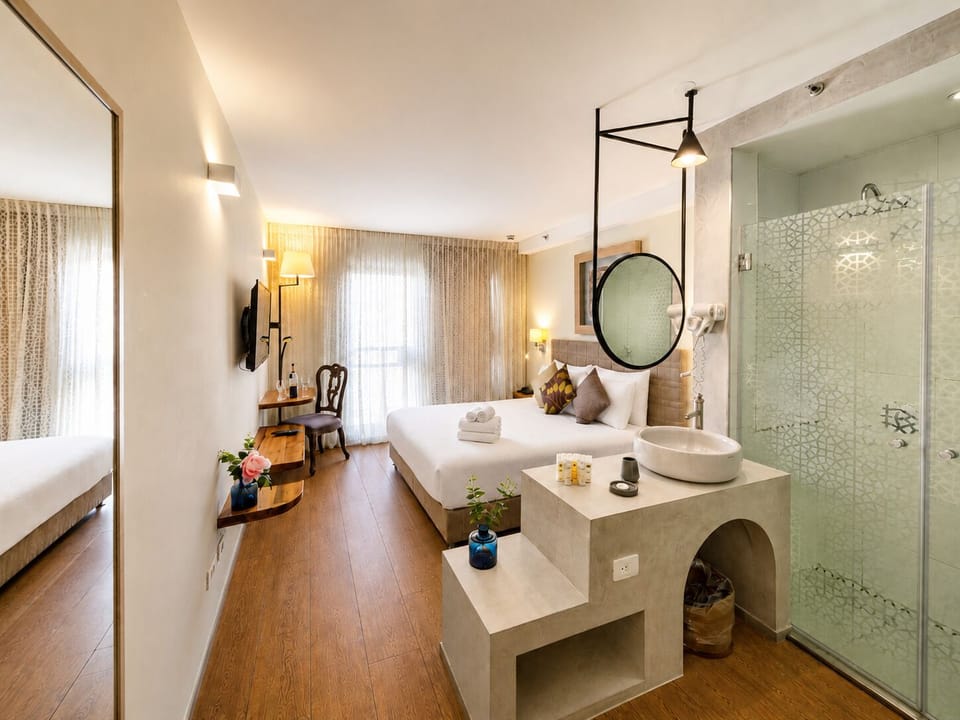 Classic Room, Balcony, City View | Hypo-allergenic bedding available, minibar, in-room safe, soundproofing