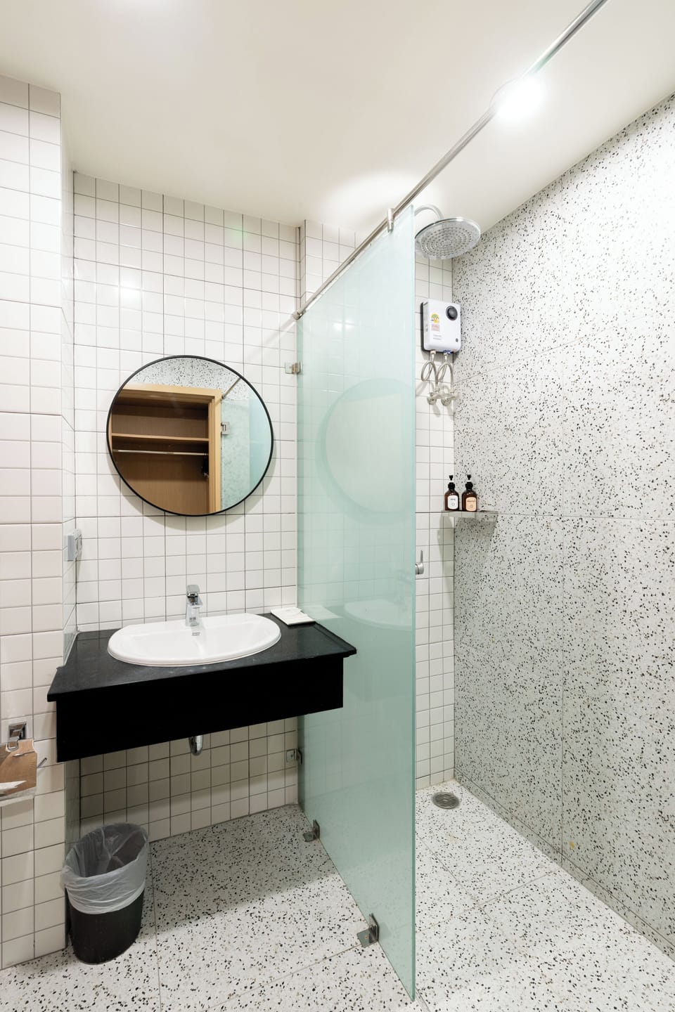 Deluxe Twin Room | Bathroom | Shower, free toiletries, hair dryer, towels