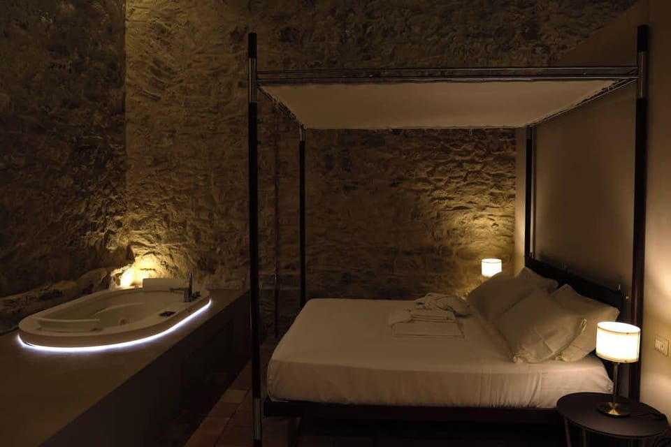 Junior Suite Luxury Jacuzzi | Frette Italian sheets, premium bedding, down comforters, minibar
