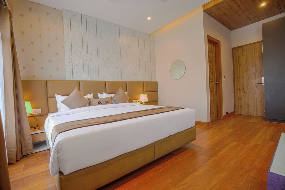 Deluxe Room | Premium bedding, desk, blackout drapes, cribs/infant beds