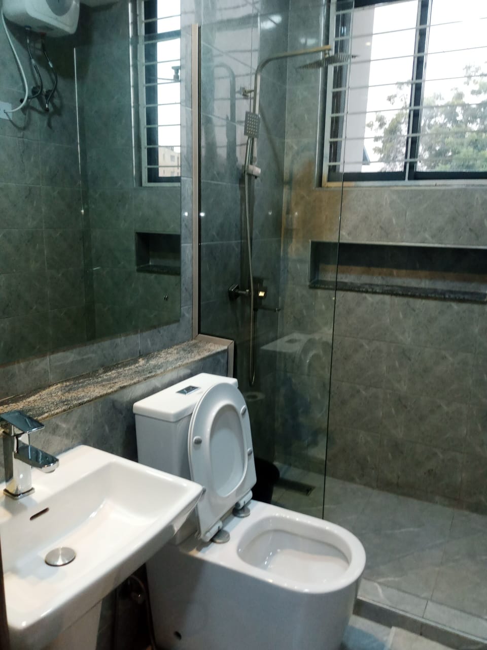 Deluxe Suite | Bathroom | Shower, rainfall showerhead, free toiletries, bidet