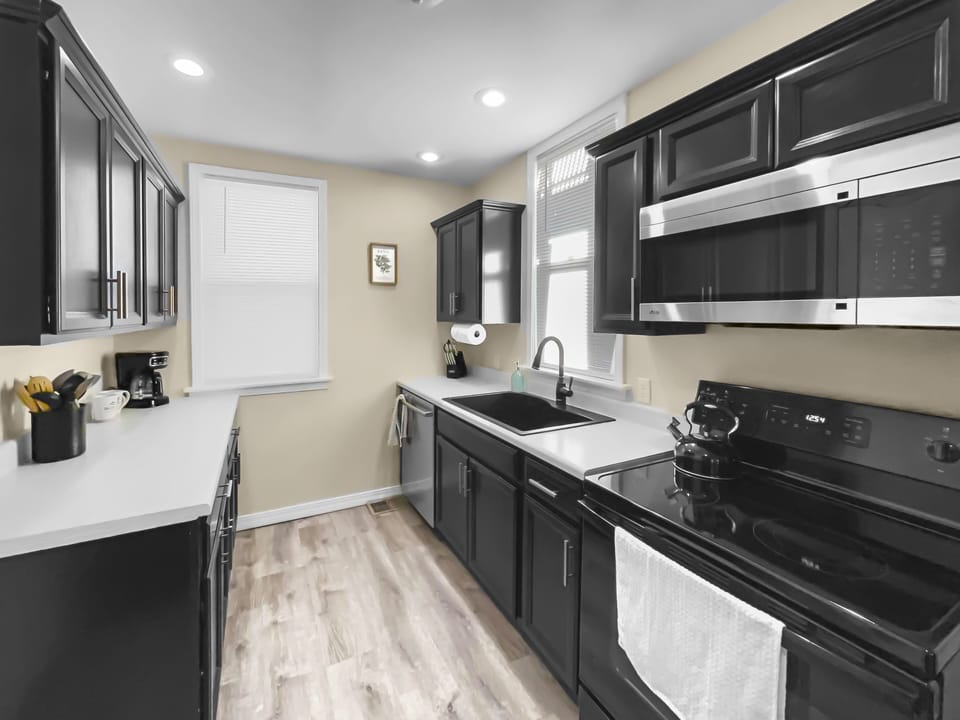 House, 5 Bedrooms | Private kitchen | Fridge, oven, coffee/tea maker, toaster