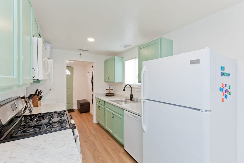 Cottage, 1 Bedroom | Private kitchen | Fridge, oven, coffee/tea maker, toaster