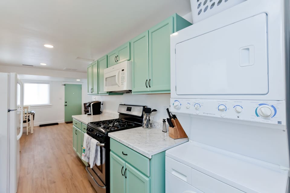 Cottage, 1 Bedroom | Private kitchen | Fridge, oven, coffee/tea maker, toaster