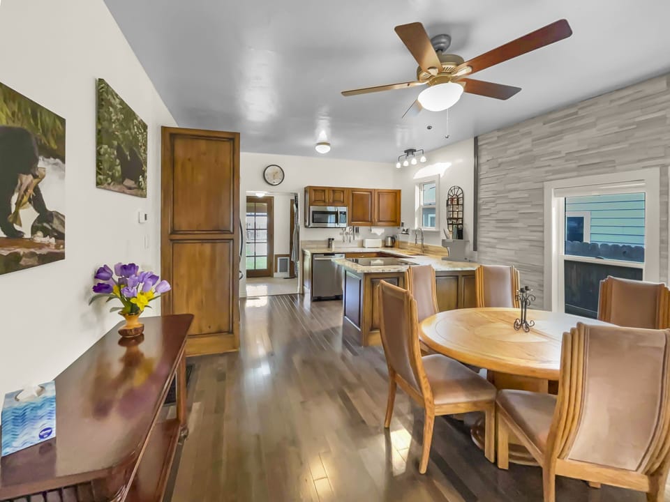 Cottage, 2 Bedrooms | Dining
