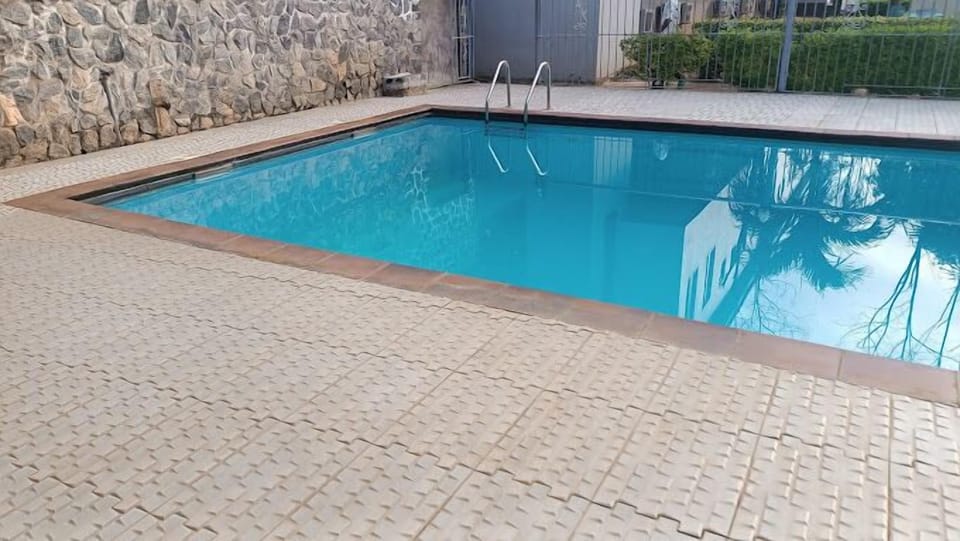 Swim-up bar