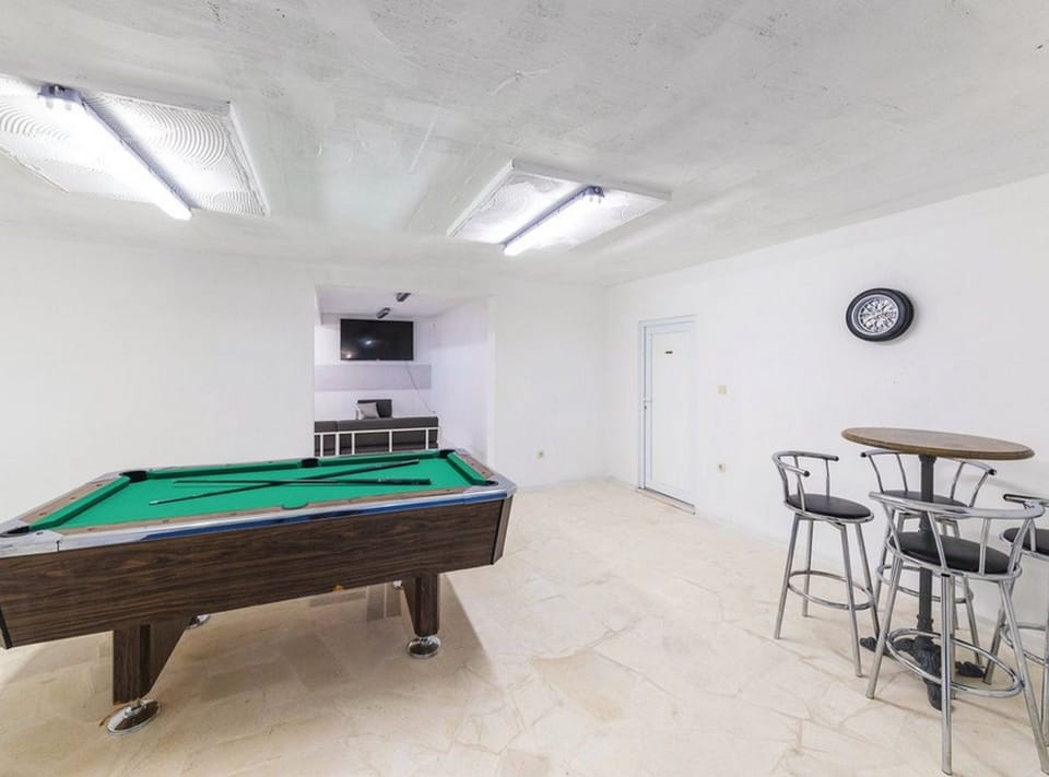 Villa (Eight Bedroom Villa with Pool and Gym) | Billiards