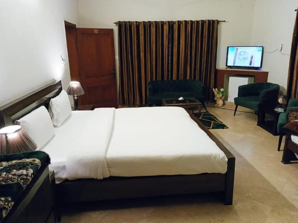 Basic Double Room, Courtyard View | Soundproofing, iron/ironing board, free WiFi