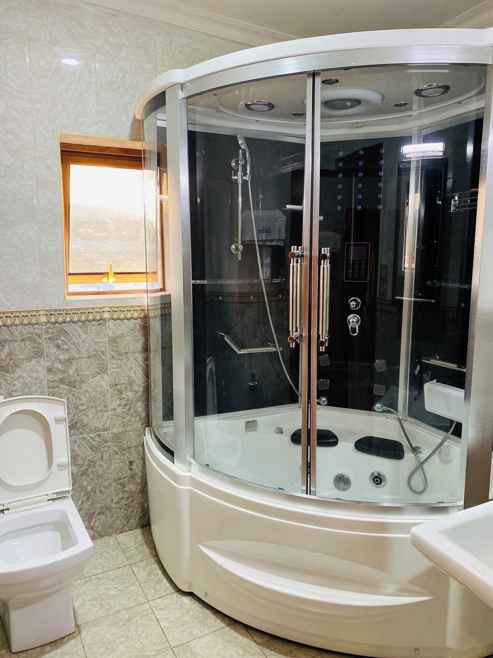 Executive Suite, City View | Bathroom shower
