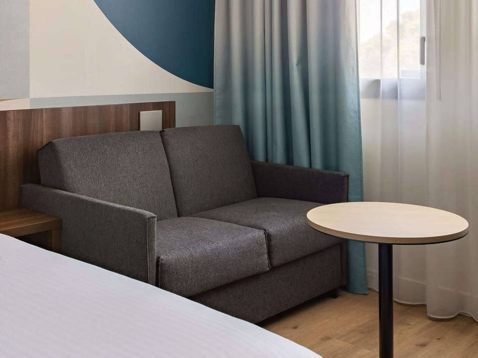 Standard Room, 1 Queen Bed with Sofa bed | Premium bedding, minibar, desk, laptop workspace