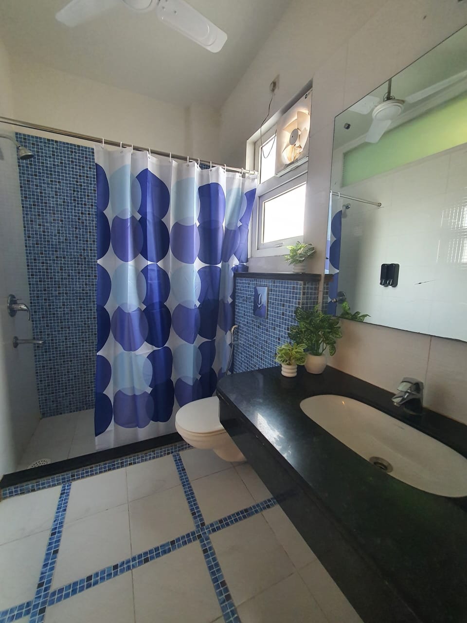 Luxury Studio Suite, City View | Bathroom | Bathrobes, slippers
