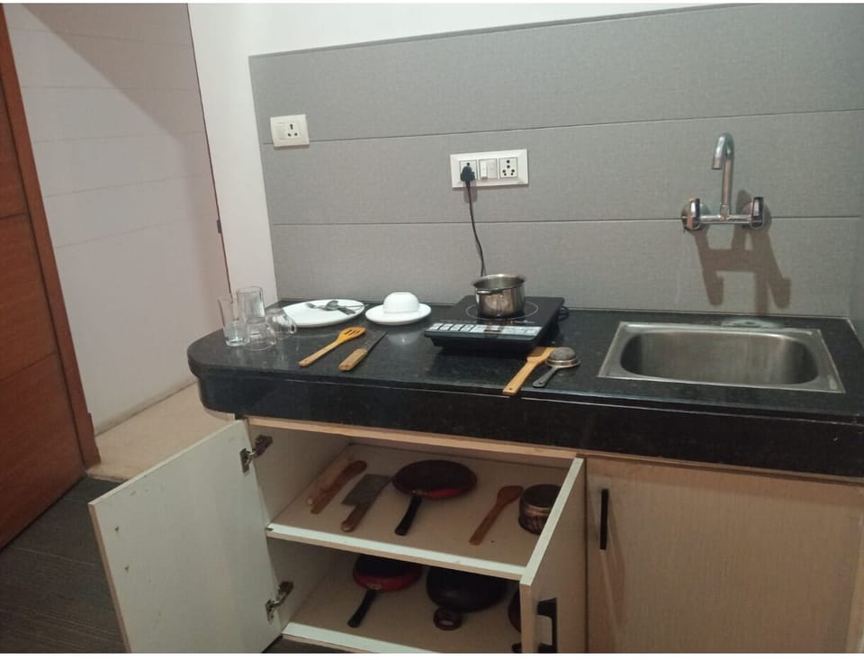 Luxury Studio Suite, City View | Private kitchen