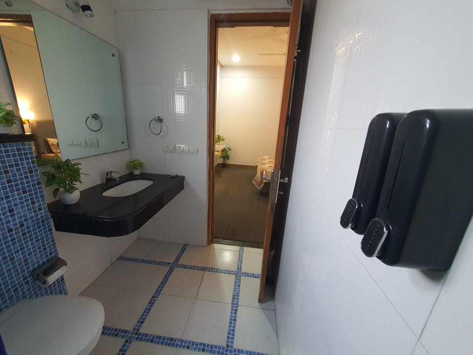 Luxury Studio Suite, City View | Bathroom | Bathrobes, slippers