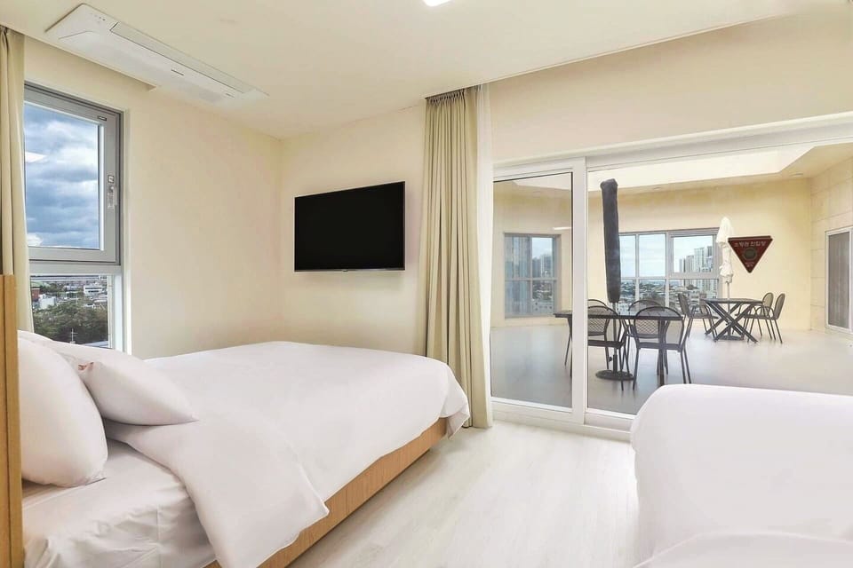 Penthouse, Mountain View | Premium bedding, down comforters, Tempur-Pedic beds, desk