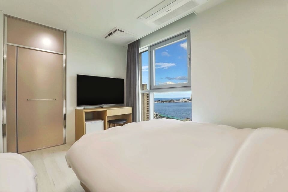 Penthouse, Sea View | Premium bedding, down comforters, Tempur-Pedic beds, desk