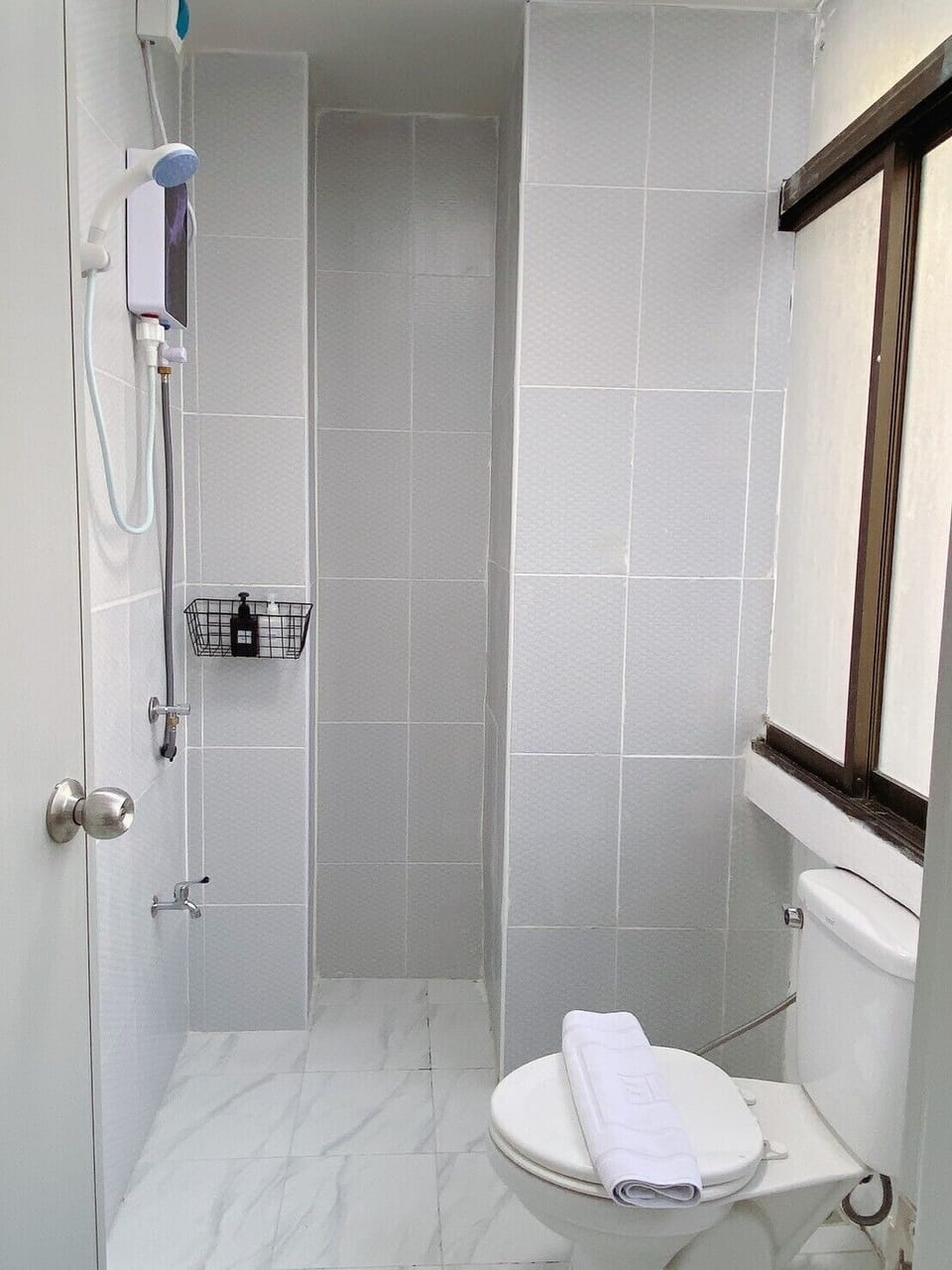 Studio | Bathroom | Shower, hair dryer, towels, soap
