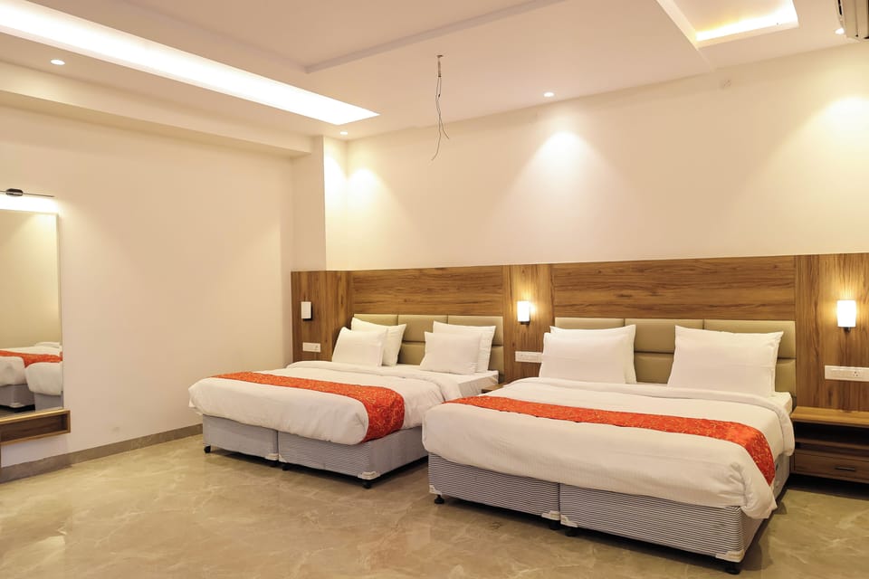 Deluxe Double or Twin Room | Desk, laptop workspace, soundproofing, iron/ironing board