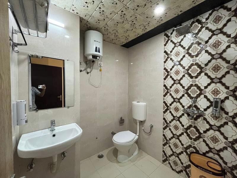 Shower, free toiletries, slippers, towels