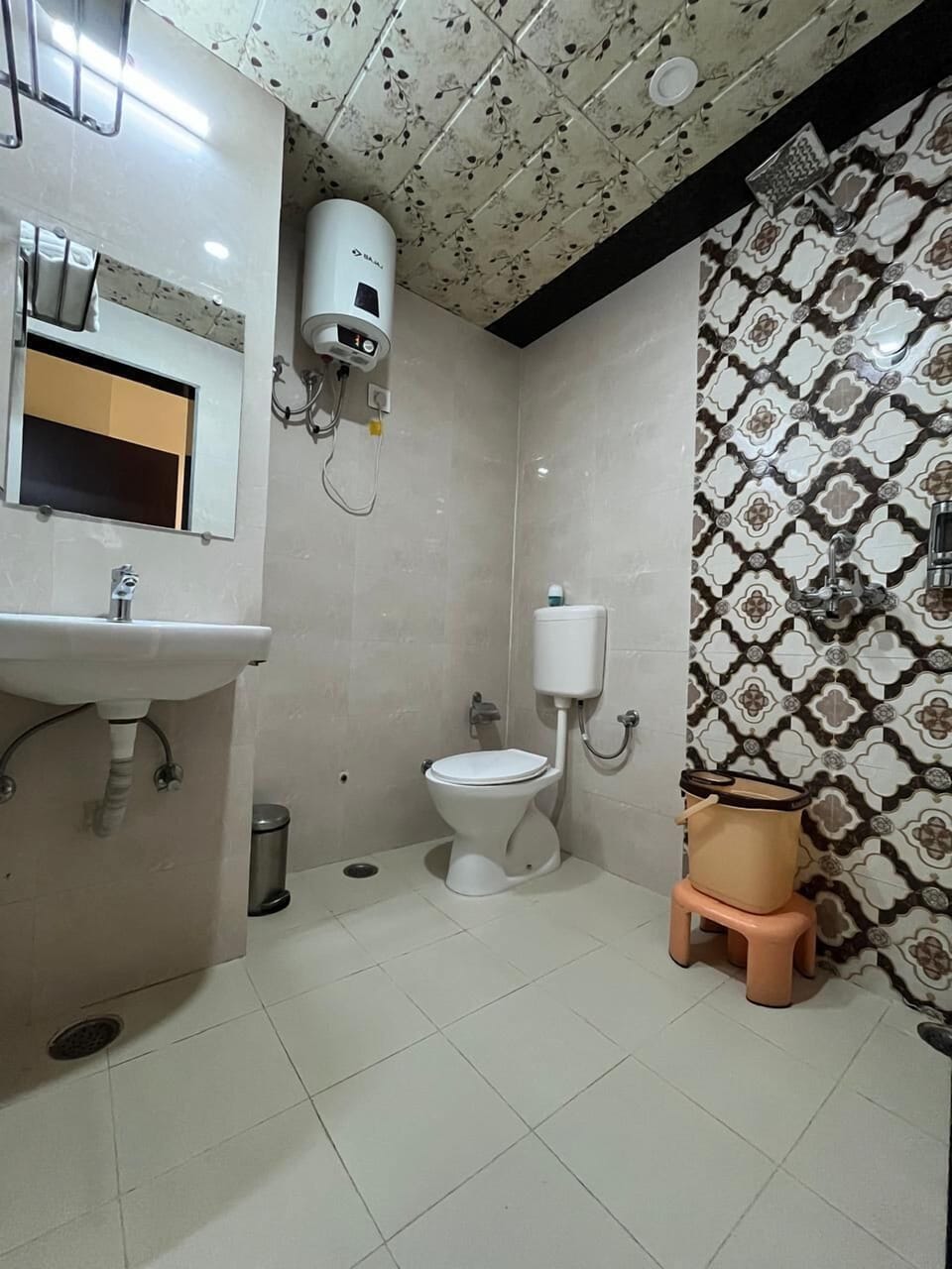 Shower, free toiletries, slippers, towels