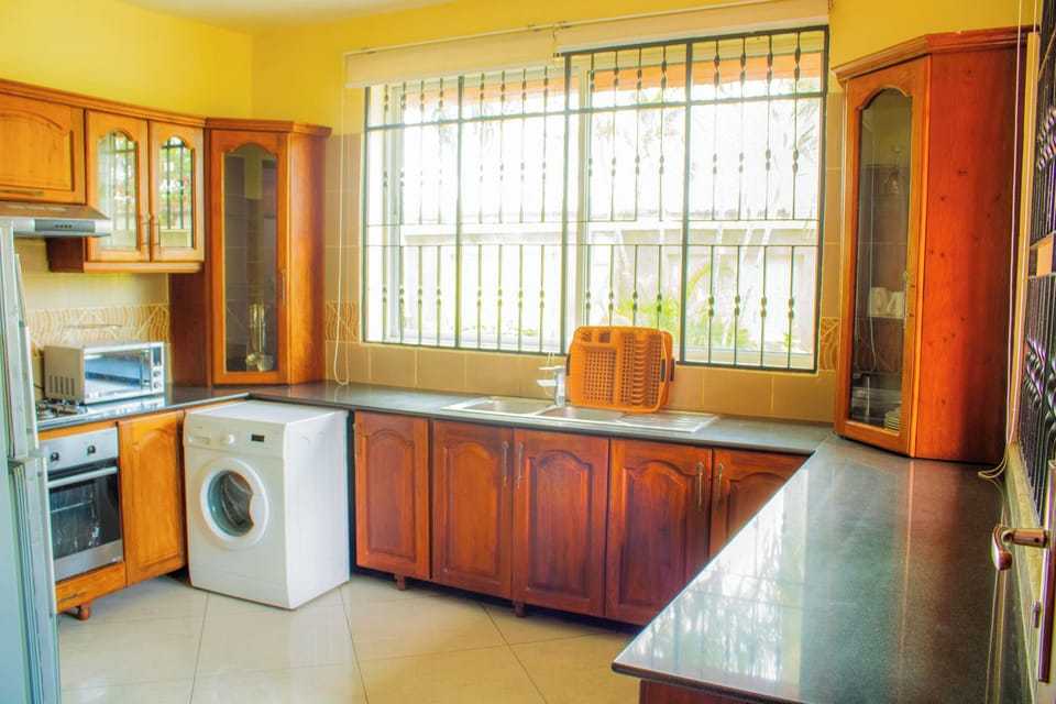 Deluxe Apartment, 2 Bedrooms, Garden View | Private kitchen | Fridge, microwave, oven, stovetop