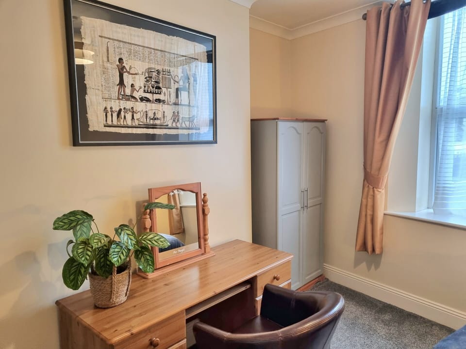 Family Apartment, 2 Bedrooms, Non Smoking, Kitchen | 2 bedrooms, blackout drapes, iron/ironing board, free WiFi
