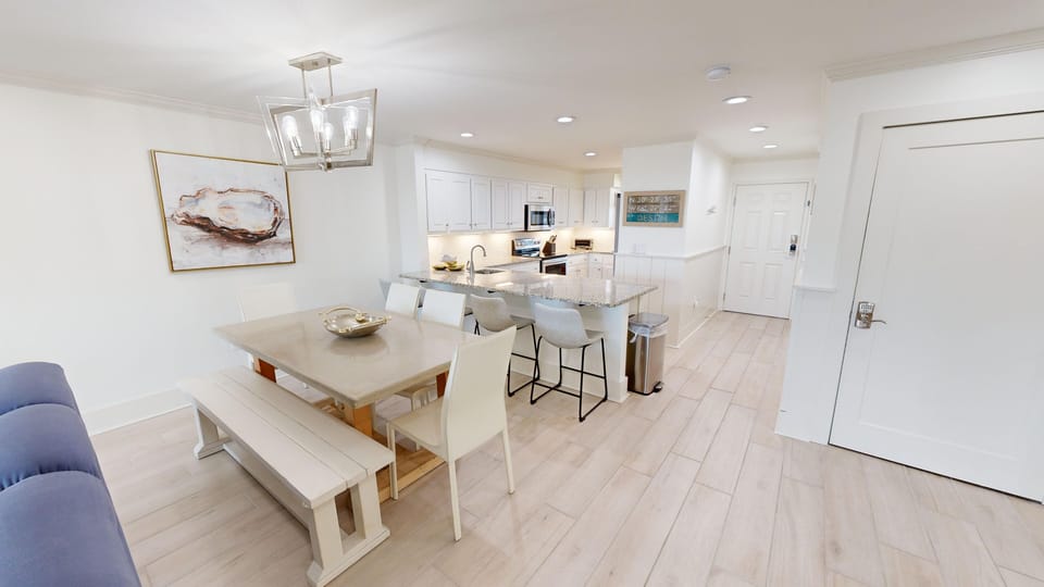 Condo, 2 Bedrooms | Dining
