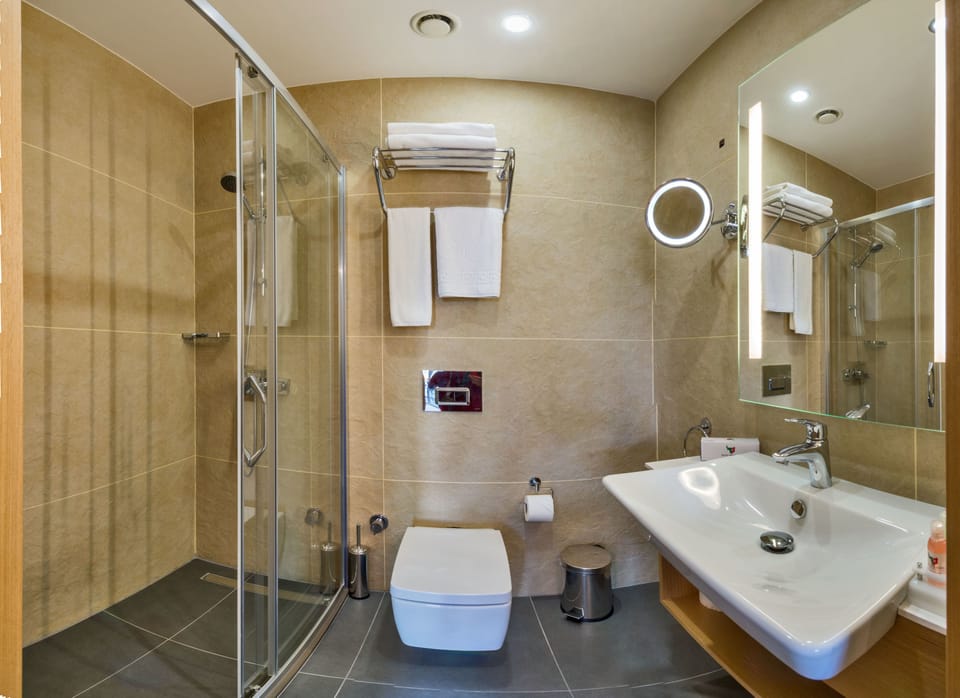 Separate tub and shower, jetted tub, hydromassage showerhead
