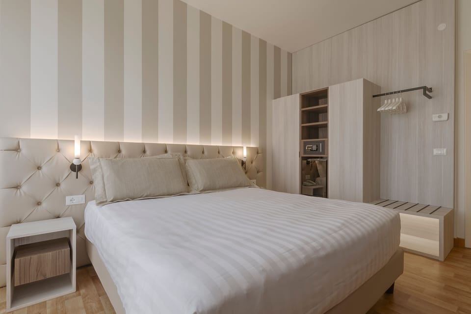 Classic Double Room | Minibar, in-room safe, desk, blackout drapes