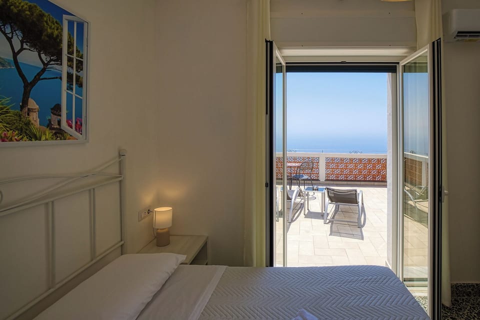 Comfort Room, Sea View | Desk, soundproofing, iron/ironing board, free WiFi