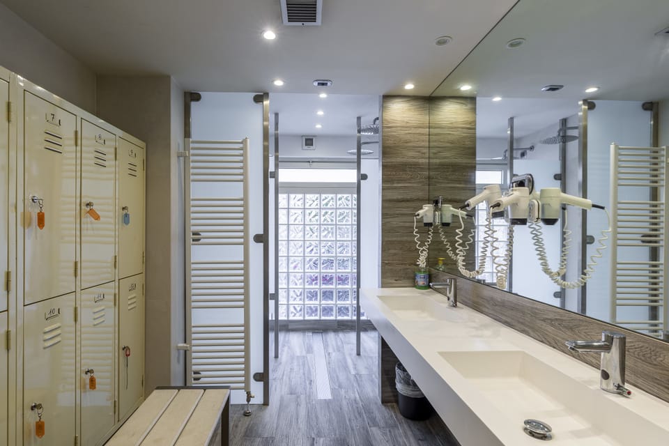 Couples treatment rooms, sauna, hot tub, steam room, Turkish bath