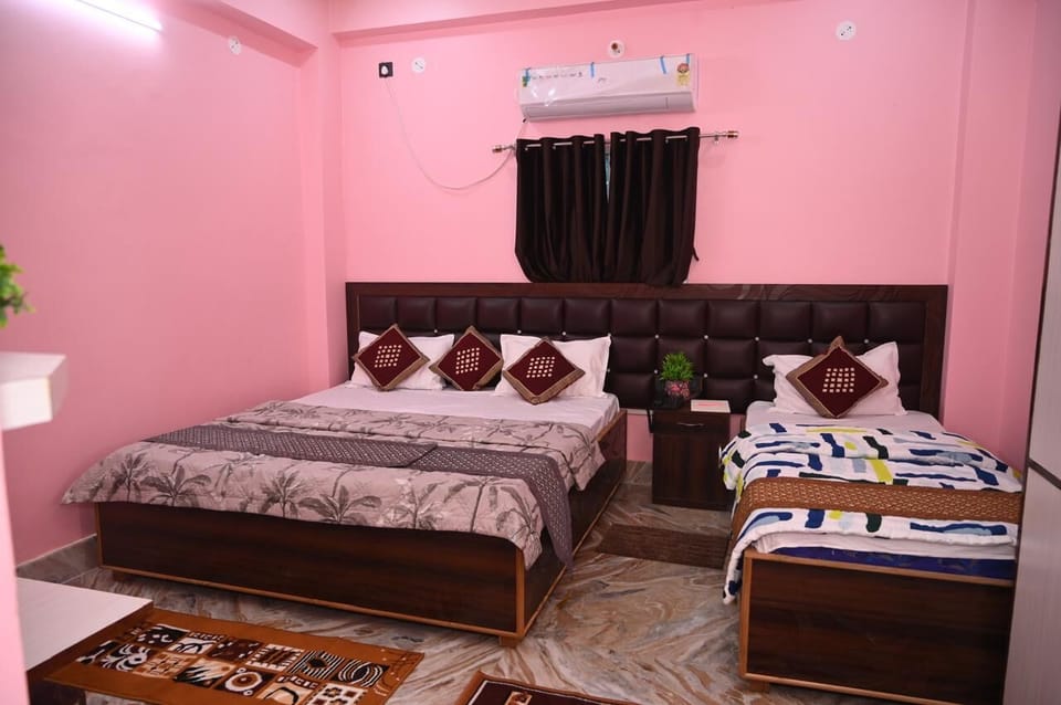 Family Double or Twin Room | Laptop workspace, WiFi (free)
