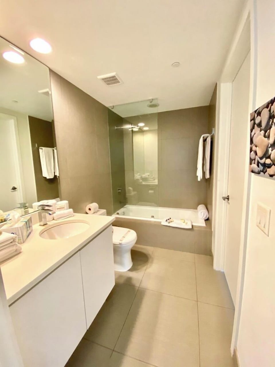 Junior Suite, 1 King Bed with Sofa bed, Partial Ocean View, Beachfront | Bathroom | Combined shower/tub, free toiletries, hair dryer, slippers