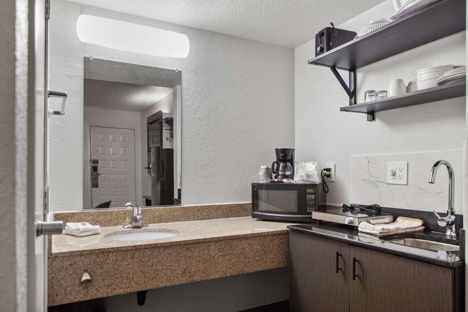 Full-size fridge, microwave, stovetop, coffee/tea maker