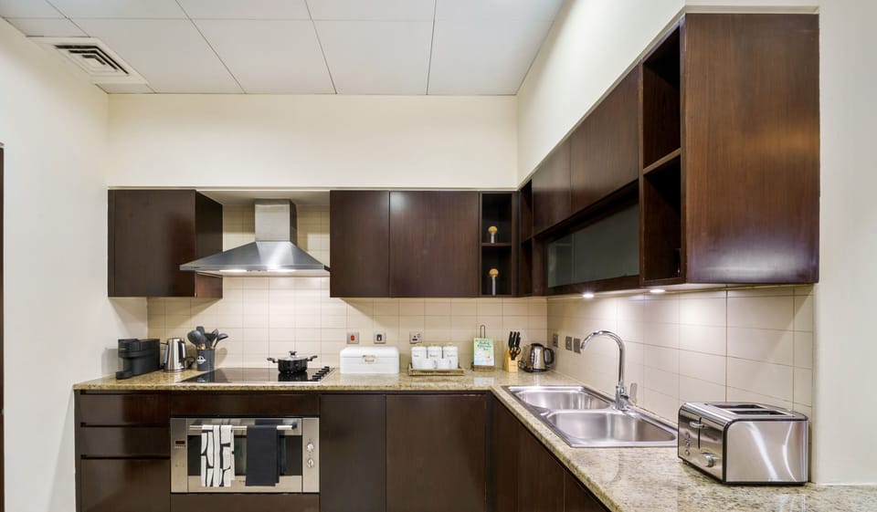 Luxury Apartment, Marina View | Private kitchen | Fridge, stovetop, dishwasher