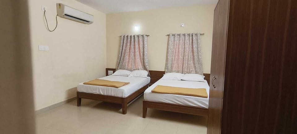Family Quadruple Room | Desk, laptop workspace, soundproofing, free WiFi